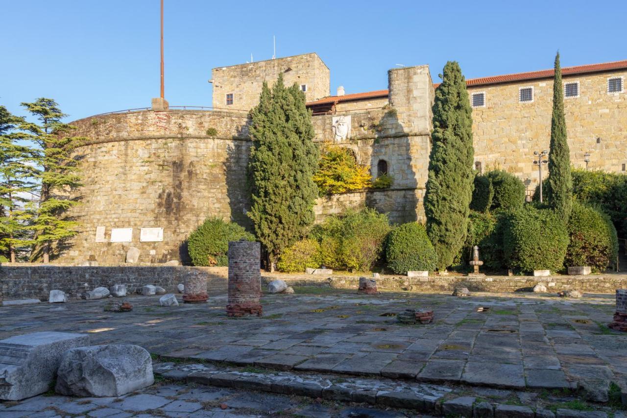 Casa Vacanze Penelope In Centro Storico Triëst Buitenkant foto